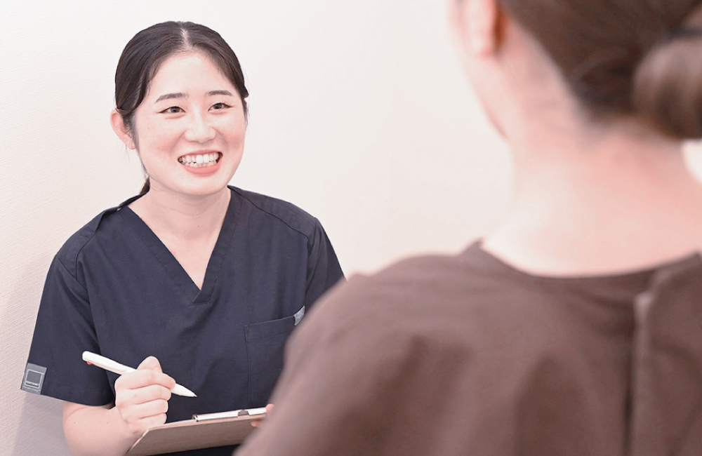 新橋の不妊治療・不妊鍼灸サロン ファンクショナルマッサージ治療室の女性妊活鍼灸体験でのカウンセリング写真