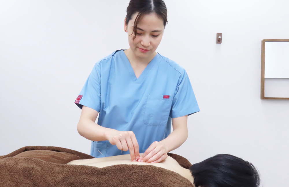 新橋の不妊治療・不妊鍼灸サロン ファンクショナルマッサージ治療室の女性妊活鍼灸の施術写真