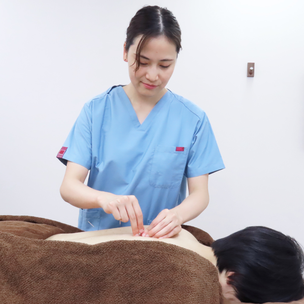 新橋の不妊治療・不妊鍼灸サロン ファンクショナルマッサージ治療室の女性妊活鍼灸の施術写真