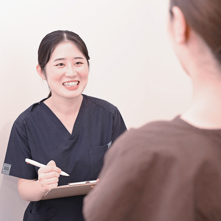 新橋の不妊治療・不妊鍼灸サロン ファンクショナルマッサージ治療室の女性妊活鍼灸体験でのカウンセリング写真