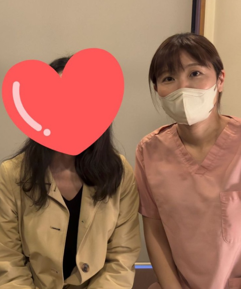 ファンクショナルマッサージ治療室【新橋汐留院】の40代女性患者様との写真